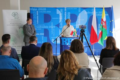 Marszałek Elżbieta Anna Polak przemawia podczas konferencji prasowej w nowym Pawilonie Rehabilitacyjnym w Lubuskim Centrum Ortopedii w Świebodzinie 