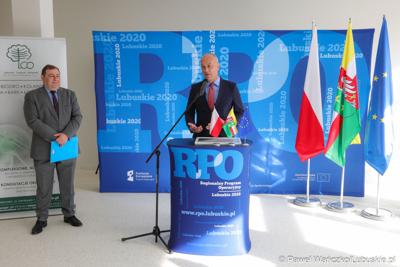 Członek Zarządu Województwa Lubuskiego Marcin Jabłoński przemawia podczas konferencji prasowej w nowym Pawilonie Rehabilitacyjnym w Lubuskim Centrum Ortopedii w Świebodzinie. Obok Grzegorz Potęga, pełnomocnik zarządu szpitala ds. inwestycji oraz radny województwa lubuskiego
