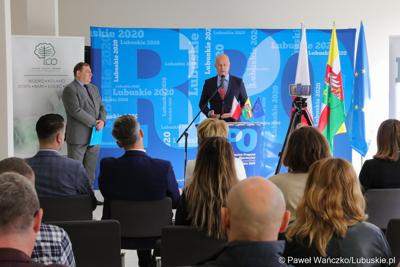 Członek Zarządu Województwa Lubuskiego Marcin Jabłoński przemawia podczas konferencji prasowej w nowym Pawilonie Rehabilitacyjnym w Lubuskim Centrum Ortopedii w Świebodzinie
