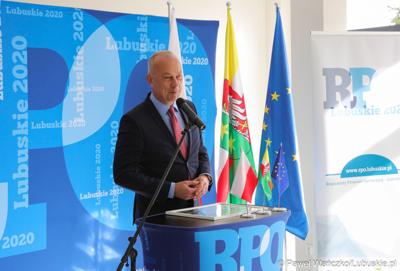 Członek Zarządu Województwa Lubuskiego Marcin Jabłoński przemawia podczas konferencji prasowej w nowym Pawilonie Rehabilitacyjnym w Lubuskim Centrum Ortopedii w Świebodzinie
