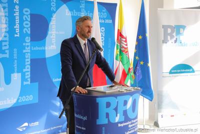 Poseł na Sejm RP Waldemar Sługocki przemawia podczas konferencji prasowej w nowym Pawilonie Rehabilitacyjnym w Lubuskim Centrum Ortopedii w Świebodzinie 