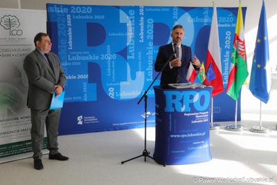 Poseł na Sejm RP Waldemar Sługocki przemawia podczas konferencji prasowej w nowym Pawilonie Rehabilitacyjnym w Lubuskim Centrum Ortopedii w Świebodzinie 