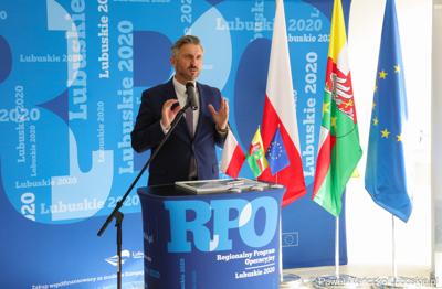 Poseł na Sejm RP Waldemar Sługocki przemawia podczas konferencji prasowej w nowym Pawilonie Rehabilitacyjnym w Lubuskim Centrum Ortopedii w Świebodzinie 