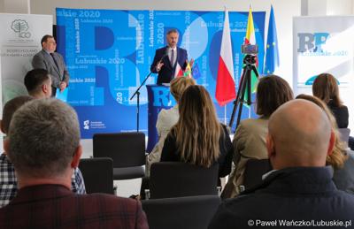 Poseł na Sejm RP Waldemar Sługocki przemawia podczas konferencji prasowej w nowym Pawilonie Rehabilitacyjnym w Lubuskim Centrum Ortopedii w Świebodzinie 