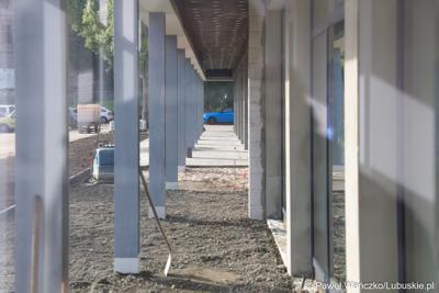 Budowa nowego Pawilonu Rehabilitacyjnego w Lubuskim Centrum Ortopedii w Świebodzinie jest na finiszu. W środę 11 października 2023 r. lecznica otrzymała dodatkowe wsparcie – 3,3 mln zł z funduszy europejskich.
