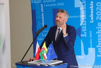 Poseł na Sejm RP Waldemar Sługocki przemawia podczas konferencji prasowej w nowym Pawilonie Rehabilitacyjnym w Lubuskim Centrum Ortopedii w Świebodzinie 