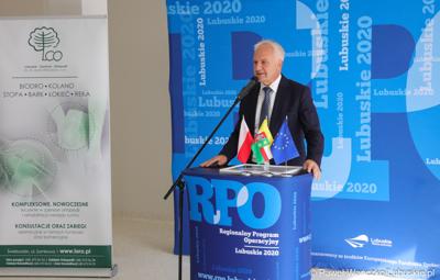 Zbigniew Szumski, starosta powiatu świebodzińskiego przemawia podczas konferencji prasowej w nowym Pawilonie Rehabilitacyjnym w Lubuskim Centrum Ortopedii w Świebodzinie 