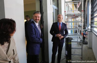 Budowa nowego Pawilonu Rehabilitacyjnego w Lubuskim Centrum Ortopedii w Świebodzinie jest na finiszu. W środę 11 października 2023 r. lecznica otrzymała dodatkowe wsparcie – 3,3 mln zł z funduszy europejskich.
