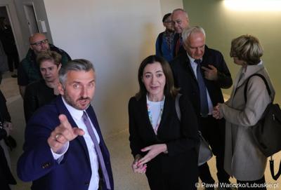 Budowa nowego Pawilonu Rehabilitacyjnego w Lubuskim Centrum Ortopedii w Świebodzinie jest na finiszu. W środę 11 października 2023 r. lecznica otrzymała dodatkowe wsparcie – 3,3 mln zł z funduszy europejskich.
