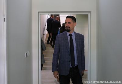 Budowa nowego Pawilonu Rehabilitacyjnego w Lubuskim Centrum Ortopedii w Świebodzinie jest na finiszu. W środę 11 października 2023 r. lecznica otrzymała dodatkowe wsparcie – 3,3 mln zł z funduszy europejskich.
