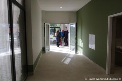 Budowa nowego Pawilonu Rehabilitacyjnego w Lubuskim Centrum Ortopedii w Świebodzinie jest na finiszu. W środę 11 października 2023 r. lecznica otrzymała dodatkowe wsparcie – 3,3 mln zł z funduszy europejskich.
