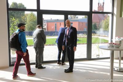 Budowa nowego Pawilonu Rehabilitacyjnego w Lubuskim Centrum Ortopedii w Świebodzinie jest na finiszu. W środę 11 października 2023 r. lecznica otrzymała dodatkowe wsparcie – 3,3 mln zł z funduszy europejskich.
