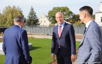 Budowa nowego Pawilonu Rehabilitacyjnego w Lubuskim Centrum Ortopedii w Świebodzinie jest na finiszu. W środę 11 października 2023 r. lecznica otrzymała dodatkowe wsparcie – 3,3 mln zł z funduszy europejskich.
