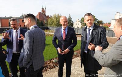 Budowa nowego Pawilonu Rehabilitacyjnego w Lubuskim Centrum Ortopedii w Świebodzinie jest na finiszu. W środę 11 października 2023 r. lecznica otrzymała dodatkowe wsparcie – 3,3 mln zł z funduszy europejskich.
