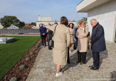 Budowa nowego Pawilonu Rehabilitacyjnego w Lubuskim Centrum Ortopedii w Świebodzinie jest na finiszu. W środę 11 października 2023 r. lecznica otrzymała dodatkowe wsparcie – 3,3 mln zł z funduszy europejskich.
