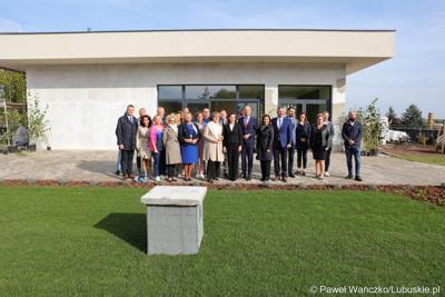 Budowa nowego Pawilonu Rehabilitacyjnego w Lubuskim Centrum Ortopedii w Świebodzinie jest na finiszu. W środę 11 października 2023 r. lecznica otrzymała dodatkowe wsparcie – 3,3 mln zł z funduszy europejskich.

