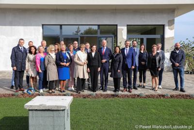 Budowa nowego Pawilonu Rehabilitacyjnego w Lubuskim Centrum Ortopedii w Świebodzinie jest na finiszu. W środę 11 października 2023 r. lecznica otrzymała dodatkowe wsparcie – 3,3 mln zł z funduszy europejskich.
