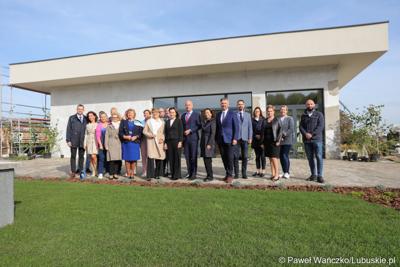 Budowa nowego Pawilonu Rehabilitacyjnego w Lubuskim Centrum Ortopedii w Świebodzinie jest na finiszu. W środę 11 października 2023 r. lecznica otrzymała dodatkowe wsparcie – 3,3 mln zł z funduszy europejskich.
