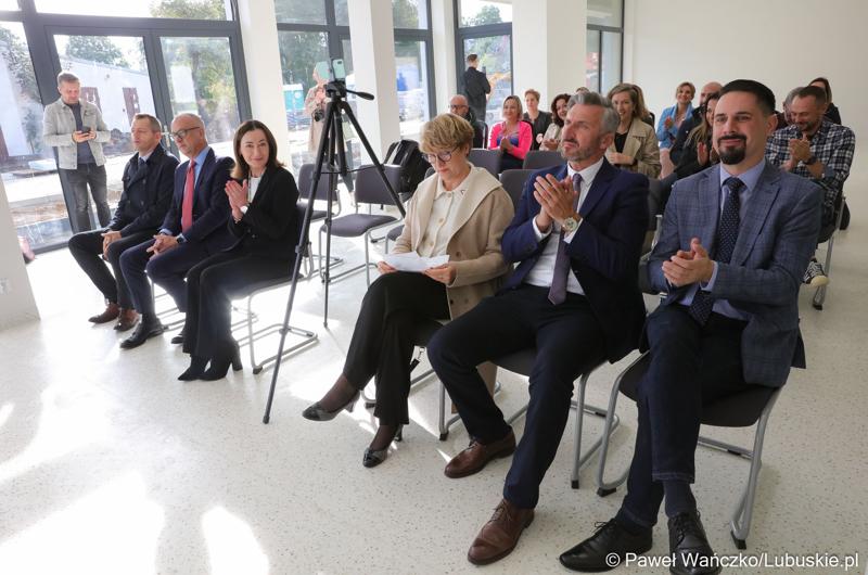 Budowa nowego Pawilonu Rehabilitacyjnego w Lubuskim Centrum Ortopedii w Świebodzinie jest na finiszu. W środę 11 października 2023 r. lecznica otrzymała dodatkowe wsparcie – 3,3 mln zł z funduszy europejskich.