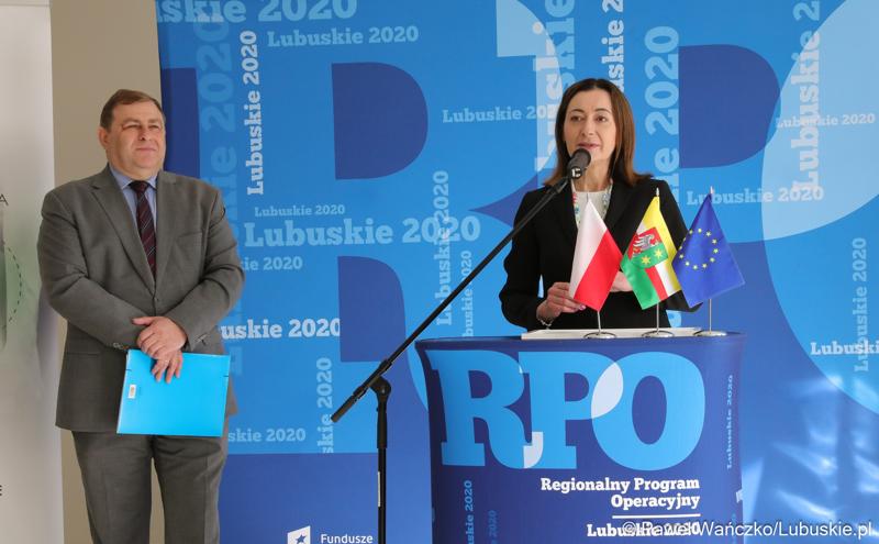 Prezes zarządu LCO Elżbieta Kozak przemawia podczas konferencji prasowej w nowym Pawilonie Rehabilitacyjnym w Lubuskim Centrum Ortopedii w Świebodzinie. Obok Grzegorz Potęga, pełnomocnik zarządu szpitala ds. inwestycji oraz radny województwa lubuskiego