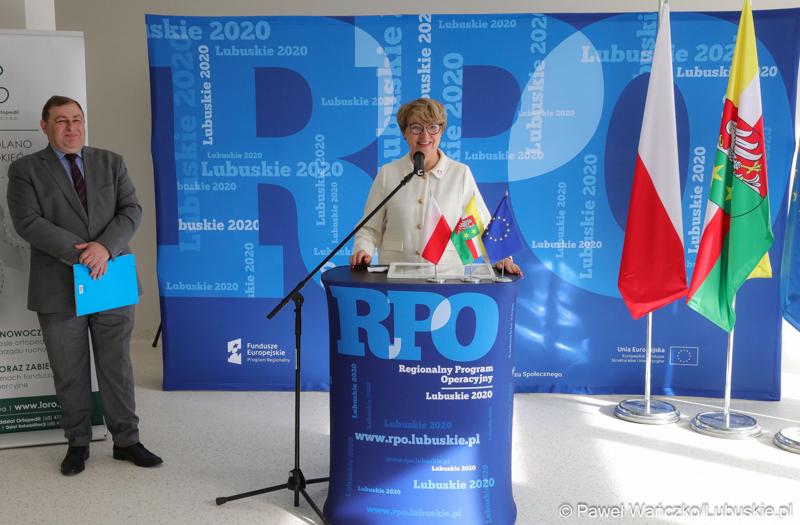 Marszałek Elżbieta Anna Polak przemawia podczas konferencji prasowej w nowym Pawilonie Rehabilitacyjnym w Lubuskim Centrum Ortopedii w Świebodzinie