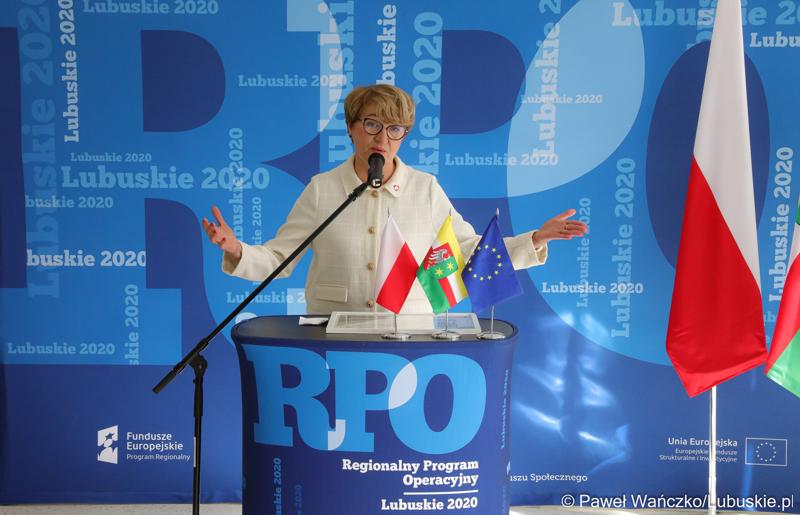 Marszałek Elżbieta Anna Polak przemawia podczas konferencji prasowej w nowym Pawilonie Rehabilitacyjnym w Lubuskim Centrum Ortopedii w Świebodzinie