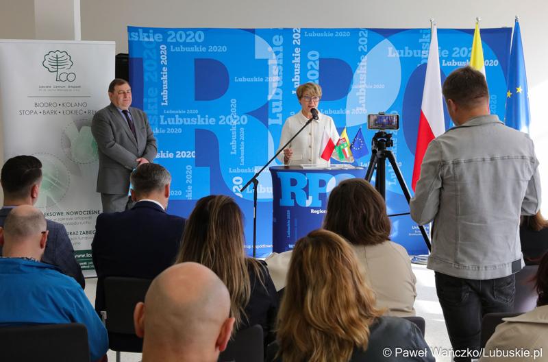 Marszałek Elżbieta Anna Polak przemawia podczas konferencji prasowej w nowym Pawilonie Rehabilitacyjnym w Lubuskim Centrum Ortopedii w Świebodzinie. Obok Grzegorz Potęga, pełnomocnik zarządu szpitala ds. inwestycji oraz radny województwa lubuskiego