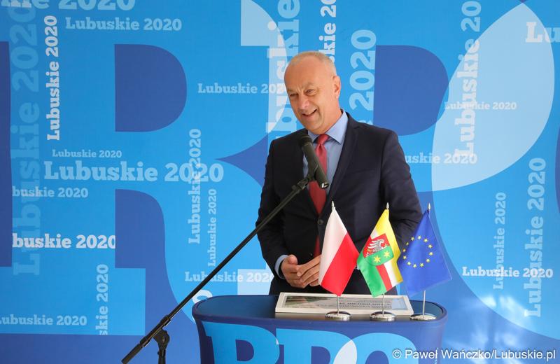 Członek Zarządu Województwa Lubuskiego Marcin Jabłoński przemawia podczas konferencji prasowej w nowym Pawilonie Rehabilitacyjnym w Lubuskim Centrum Ortopedii w Świebodzinie