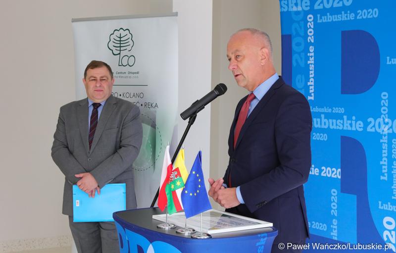 Członek Zarządu Województwa Lubuskiego Marcin Jabłoński przemawia podczas konferencji prasowej w nowym Pawilonie Rehabilitacyjnym w Lubuskim Centrum Ortopedii w Świebodzinie. Obok Grzegorz Potęga, pełnomocnik zarządu szpitala ds. inwestycji oraz radny województwa lubuskiego
