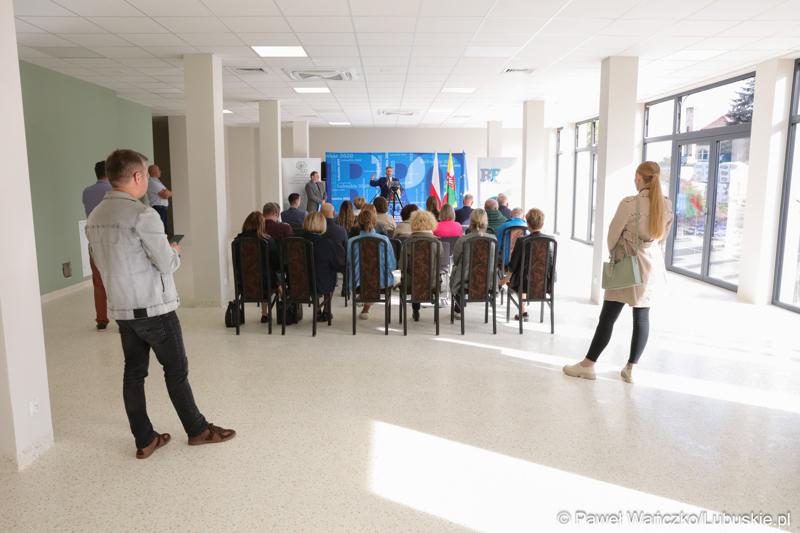 Budowa nowego Pawilonu Rehabilitacyjnego w Lubuskim Centrum Ortopedii w Świebodzinie jest na finiszu. W środę 11 października 2023 r. lecznica otrzymała dodatkowe wsparcie – 3,3 mln zł z funduszy europejskich.