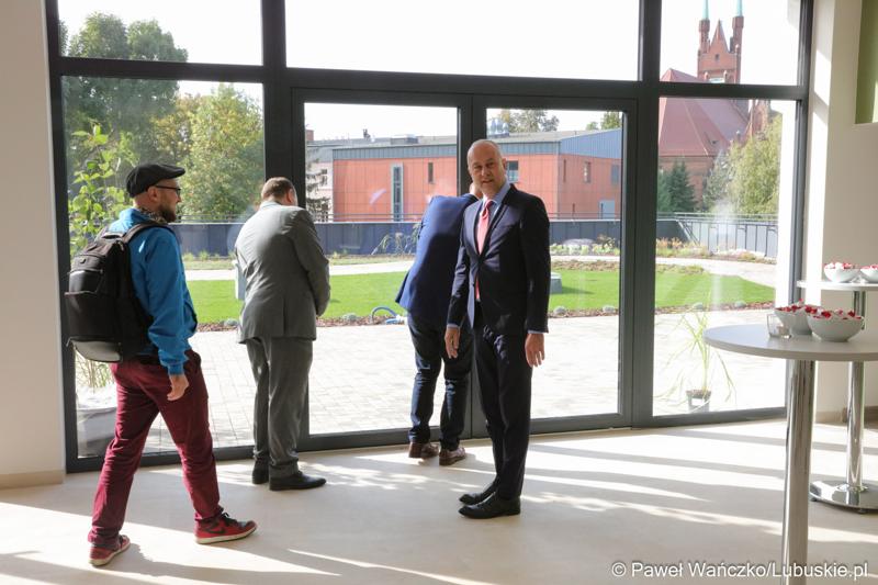 Budowa nowego Pawilonu Rehabilitacyjnego w Lubuskim Centrum Ortopedii w Świebodzinie jest na finiszu. W środę 11 października 2023 r. lecznica otrzymała dodatkowe wsparcie – 3,3 mln zł z funduszy europejskich.