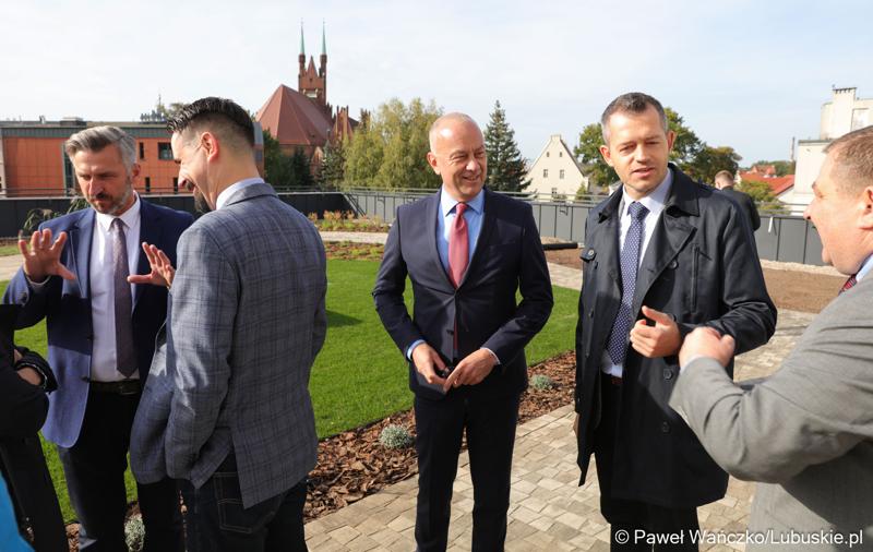 Budowa nowego Pawilonu Rehabilitacyjnego w Lubuskim Centrum Ortopedii w Świebodzinie jest na finiszu. W środę 11 października 2023 r. lecznica otrzymała dodatkowe wsparcie – 3,3 mln zł z funduszy europejskich.