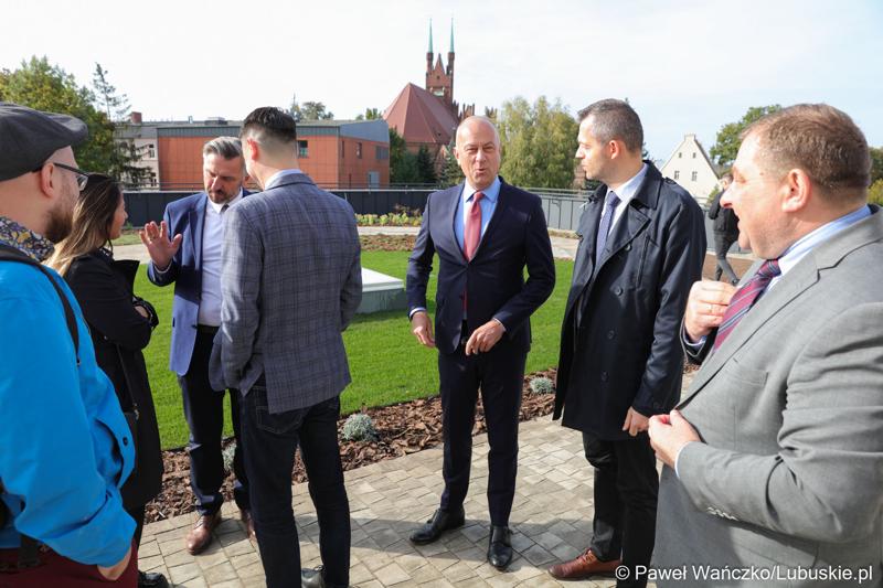 Budowa nowego Pawilonu Rehabilitacyjnego w Lubuskim Centrum Ortopedii w Świebodzinie jest na finiszu. W środę 11 października 2023 r. lecznica otrzymała dodatkowe wsparcie – 3,3 mln zł z funduszy europejskich.