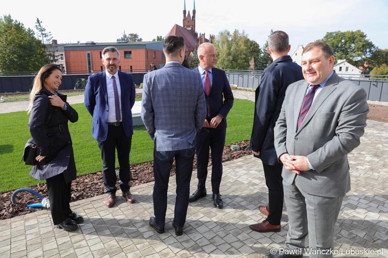 Budowa nowego Pawilonu Rehabilitacyjnego w Lubuskim Centrum Ortopedii w Świebodzinie jest na finiszu. W środę 11 października 2023 r. lecznica otrzymała dodatkowe wsparcie – 3,3 mln zł z funduszy europejskich.