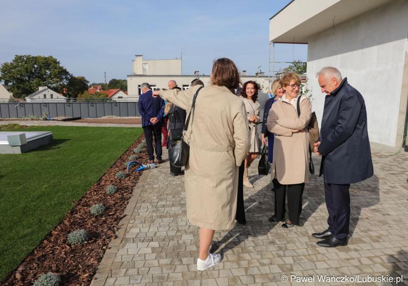 Budowa nowego Pawilonu Rehabilitacyjnego w Lubuskim Centrum Ortopedii w Świebodzinie jest na finiszu. W środę 11 października 2023 r. lecznica otrzymała dodatkowe wsparcie – 3,3 mln zł z funduszy europejskich.