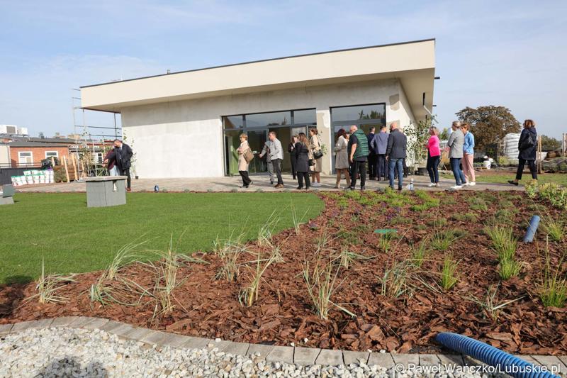 Budowa nowego Pawilonu Rehabilitacyjnego w Lubuskim Centrum Ortopedii w Świebodzinie jest na finiszu. W środę 11 października 2023 r. lecznica otrzymała dodatkowe wsparcie – 3,3 mln zł z funduszy europejskich.