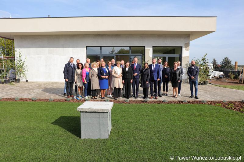 Budowa nowego Pawilonu Rehabilitacyjnego w Lubuskim Centrum Ortopedii w Świebodzinie jest na finiszu. W środę 11 października 2023 r. lecznica otrzymała dodatkowe wsparcie – 3,3 mln zł z funduszy europejskich.