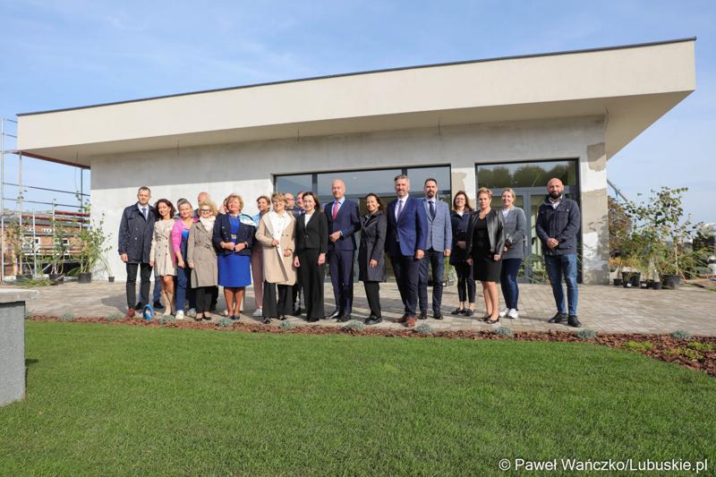 Budowa nowego Pawilonu Rehabilitacyjnego w Lubuskim Centrum Ortopedii w Świebodzinie jest na finiszu. W środę 11 października 2023 r. lecznica otrzymała dodatkowe wsparcie – 3,3 mln zł z funduszy europejskich.