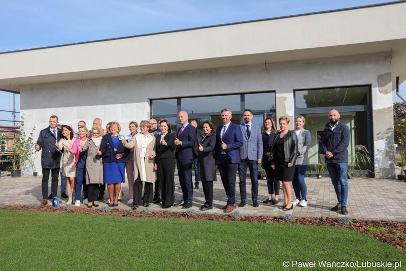 Budowa nowego Pawilonu Rehabilitacyjnego w Lubuskim Centrum Ortopedii w Świebodzinie jest na finiszu. W środę 11 października 2023 r. lecznica otrzymała dodatkowe wsparcie – 3,3 mln zł z funduszy europejskich.