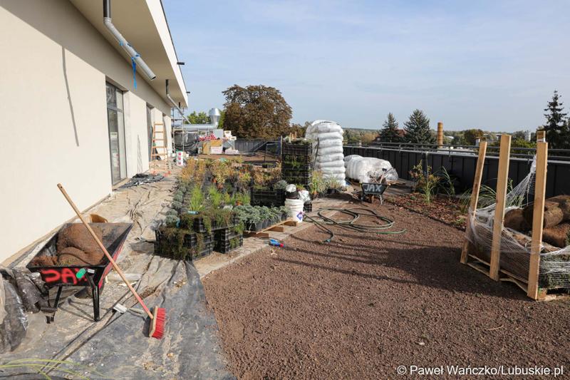 Budowa nowego Pawilonu Rehabilitacyjnego w Lubuskim Centrum Ortopedii w Świebodzinie jest na finiszu. W środę 11 października 2023 r. lecznica otrzymała dodatkowe wsparcie – 3,3 mln zł z funduszy europejskich.
