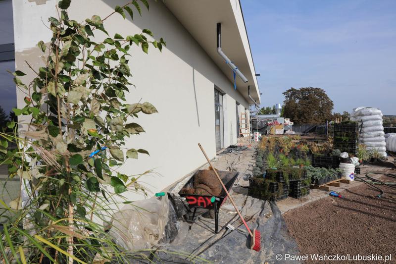 Budowa nowego Pawilonu Rehabilitacyjnego w Lubuskim Centrum Ortopedii w Świebodzinie jest na finiszu. W środę 11 października 2023 r. lecznica otrzymała dodatkowe wsparcie – 3,3 mln zł z funduszy europejskich.