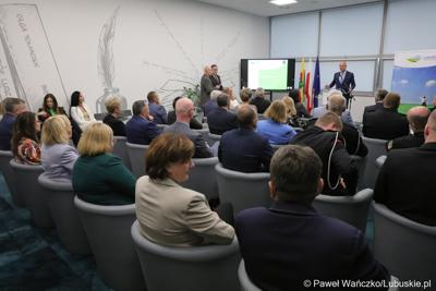 750 tys. zł przeznaczył Zarząd Województwa Lubuskiego dla jednostek Ochotniczych Straży Pożarnych, które brały udział w akcji gaśniczej hali z odpadami w zielonogórskim Przylepie. 

Uroczyste podpisanie umów z przedstawicielami samorządów, na dofinansowanie zadań działających na ich terenie OSP, odbyło się w czwartek (12 października 2023 r.) w Regionalnym Centrum Animacji Kultury w Zielonej Górze. W wydarzeniu wziął udział członek Zarządu Województwa Lubuskiego Marcin Jabłoński.