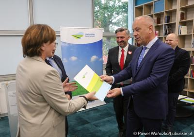 750 tys. zł przeznaczył Zarząd Województwa Lubuskiego dla jednostek Ochotniczych Straży Pożarnych, które brały udział w akcji gaśniczej hali z odpadami w zielonogórskim Przylepie.