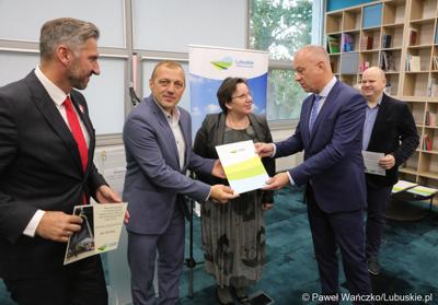 750 tys. zł przeznaczył Zarząd Województwa Lubuskiego dla jednostek Ochotniczych Straży Pożarnych, które brały udział w akcji gaśniczej hali z odpadami w zielonogórskim Przylepie.