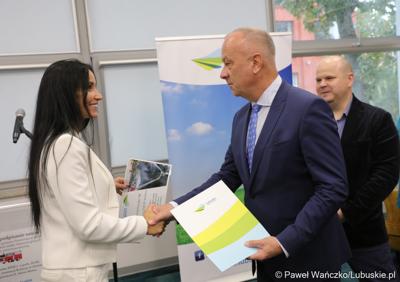 750 tys. zł przeznaczył Zarząd Województwa Lubuskiego dla jednostek Ochotniczych Straży Pożarnych, które brały udział w akcji gaśniczej hali z odpadami w zielonogórskim Przylepie.