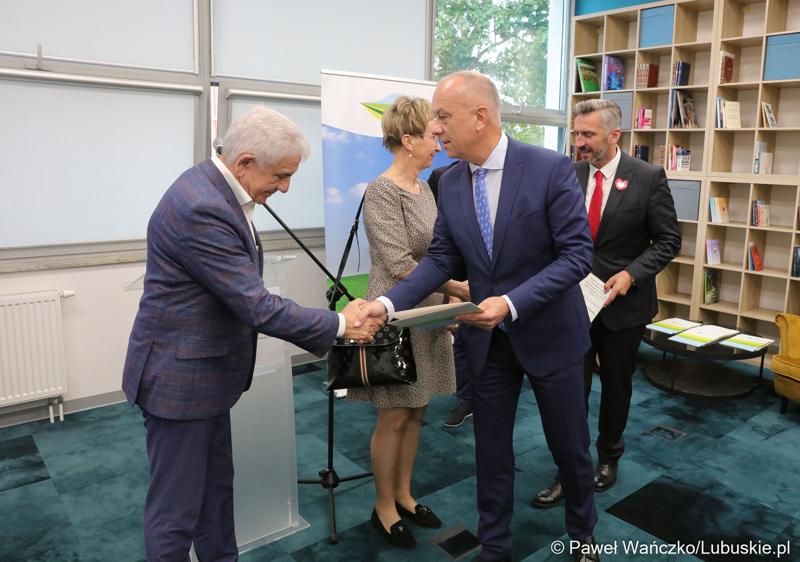 750 tys. zł przeznaczył Zarząd Województwa Lubuskiego dla jednostek Ochotniczych Straży Pożarnych, które brały udział w akcji gaśniczej hali z odpadami w zielonogórskim Przylepie.