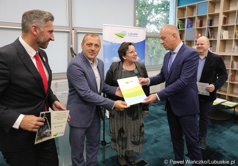 750 tys. zł przeznaczył Zarząd Województwa Lubuskiego dla jednostek Ochotniczych Straży Pożarnych, które brały udział w akcji gaśniczej hali z odpadami w zielonogórskim Przylepie.