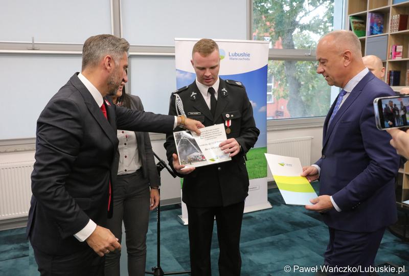 750 tys. zł przeznaczył Zarząd Województwa Lubuskiego dla jednostek Ochotniczych Straży Pożarnych, które brały udział w akcji gaśniczej hali z odpadami w zielonogórskim Przylepie.