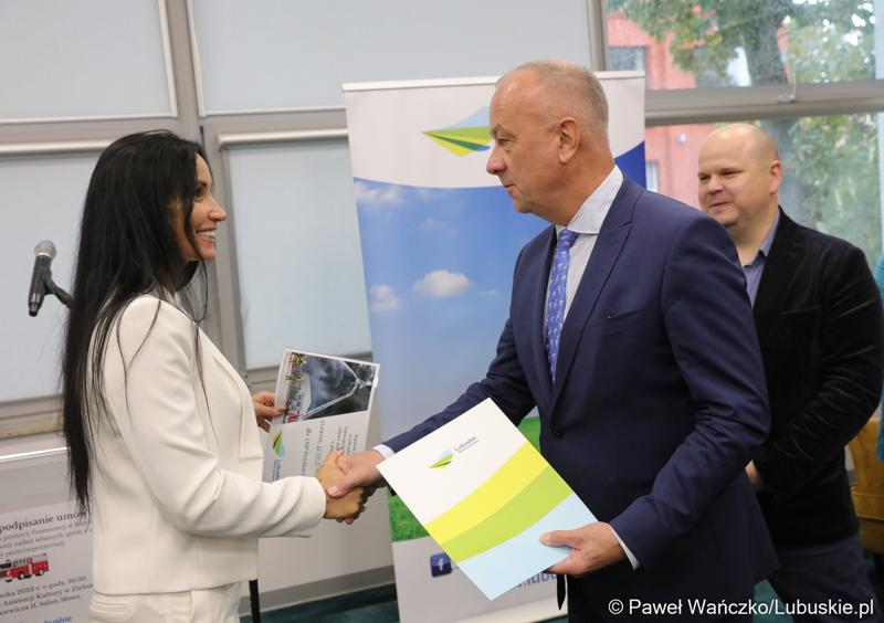 750 tys. zł przeznaczył Zarząd Województwa Lubuskiego dla jednostek Ochotniczych Straży Pożarnych, które brały udział w akcji gaśniczej hali z odpadami w zielonogórskim Przylepie.