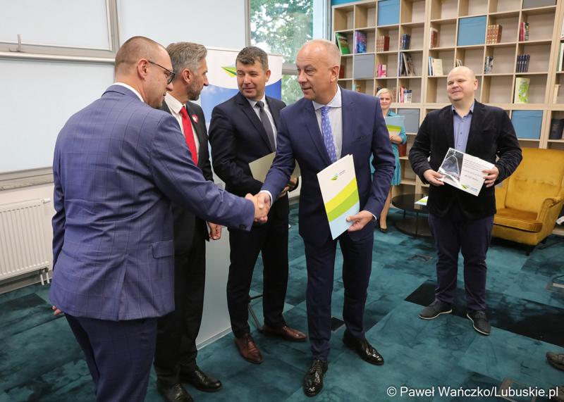 750 tys. zł przeznaczył Zarząd Województwa Lubuskiego dla jednostek Ochotniczych Straży Pożarnych, które brały udział w akcji gaśniczej hali z odpadami w zielonogórskim Przylepie.